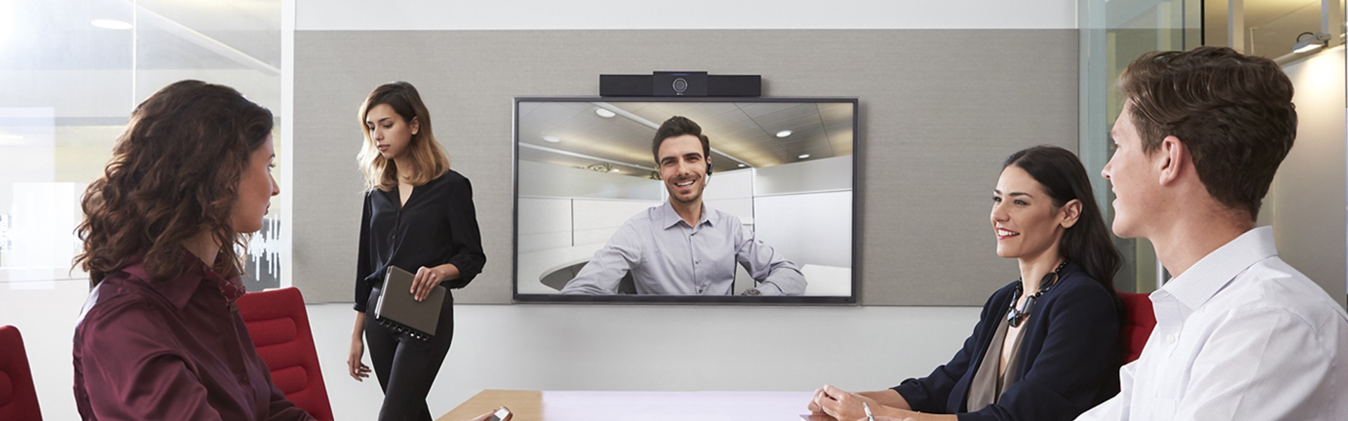 可捕捉细微差别的通话  将员工汇集起来，凭借清晰通话，推动您的业务向前发展。